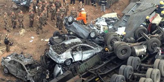 Jalan tol setinggi 30 meter runtuh tewaskan 5 jiwa