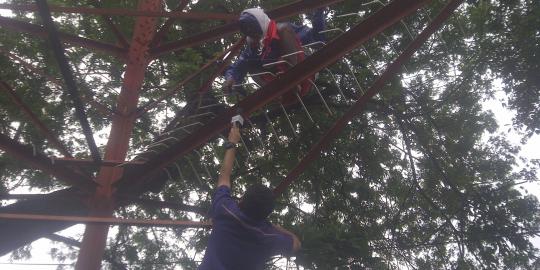 Tidak takut hujan, pocong tetap nangkring di SUTET