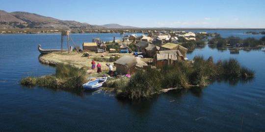 Keunikan pulau apung di Peru