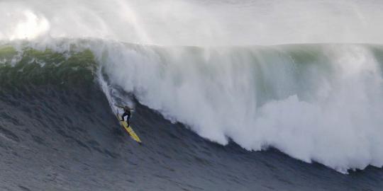 Pria ini taklukkan gelombang raksasa setinggi 30 meter