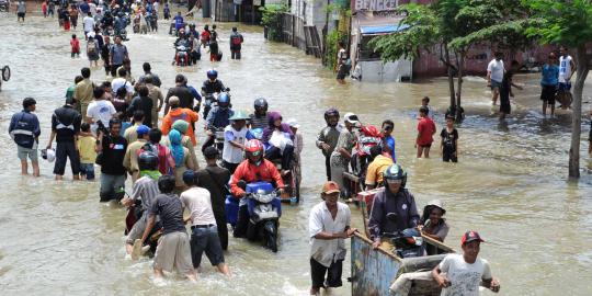 Warga Bekasi panik diserang banjir susulan