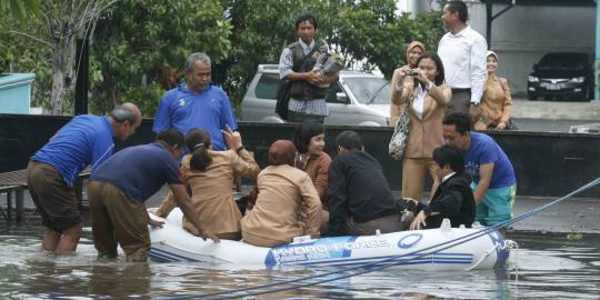 200 Relawan evakuasi korban banjir Bekasi