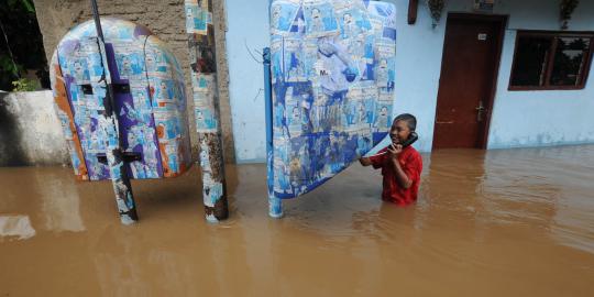 Banyak warga Jatiasih masih terjebak banjir di rumah