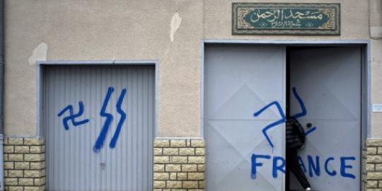 Masjid di Prancis dicoreti lambang Nazi  merdeka.com