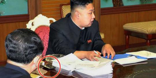 Kim Jong-Un tertangkap basah miliki ponsel pintar