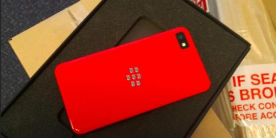 Blackberry Z10 tampil berani dengan warna merah menyala
