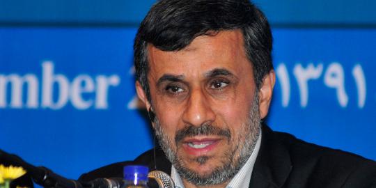 Ahmadinejad dilempar sepatu di Kairo