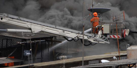 Petugas padamkan puluhan toko di Glodok yang terbakar