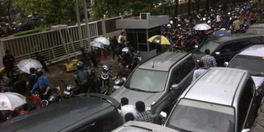 KPK banjir 30 cm, lobi gedung jadi lahan parkir