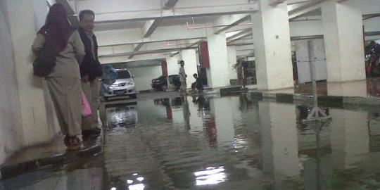 Diguyur hujan deras, Balai Kota tergenang air