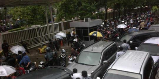 Banjir surut, lalu lintas di Jalan Rasuna Said bergerak