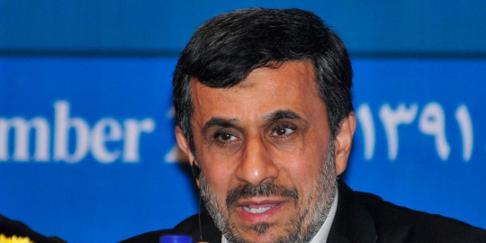 mahmud ahmadinejad dilempar sepatu rev1