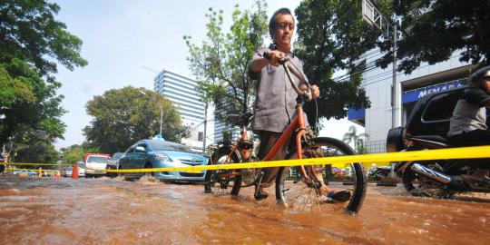 Banjir di Petogogan surut, warga mulai bersih-bersih 