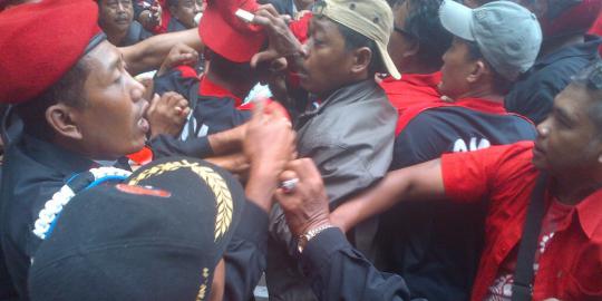 Kader PDIP Jatim adu jotos dengan polisi