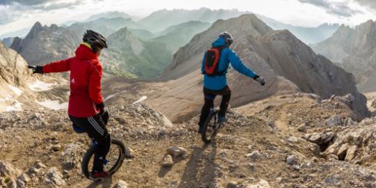 Pria ini taklukkan gunung dengan sepeda roda satu