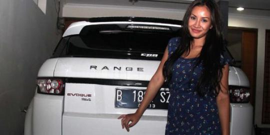 Shinta Bachir ultah dapat Range Rover Evoque