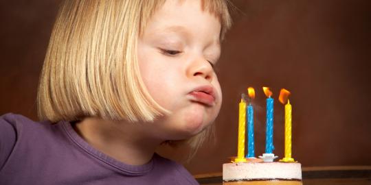 Meniup lilin ulang tahun bisa sebarkan bakteri?