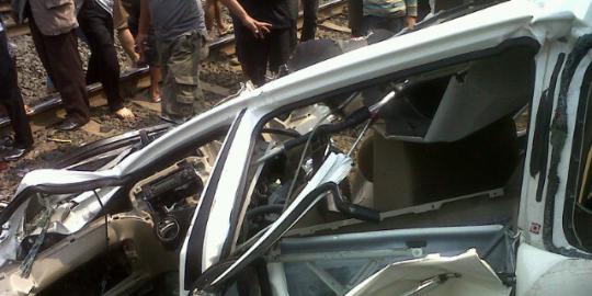 Kereta hantam 1 mobil dan 3 motor di Bintaro