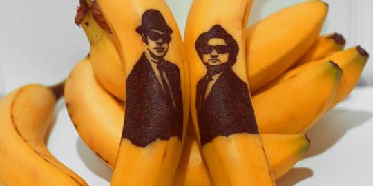 Wow, wanita ini gemar menato kulit pisang!