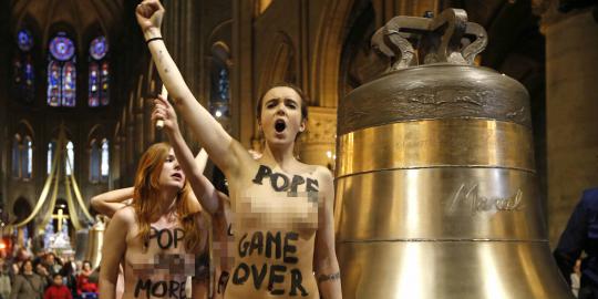 Pegiat Femen demo bugil di dalam gereja di Paris