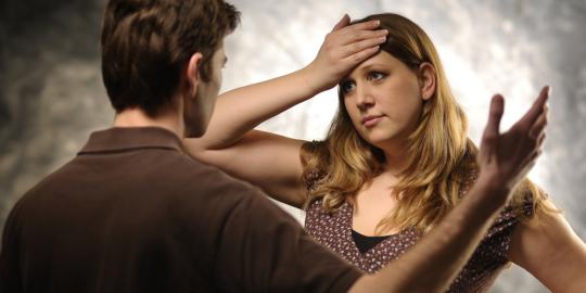 5 Tips mengontrol emosi saat bertengkar dengan pasangan