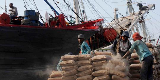 Aktivitas bongkar muat di Pelabuhan Pelindo II Jakarta