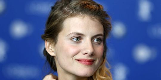 Aktris Melanie Laurent tampil cantik di Festival Film Berlin