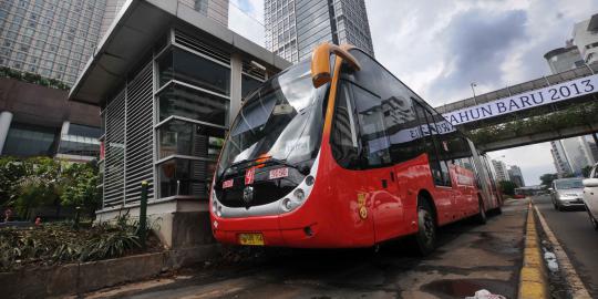 Hujan deras, warga setia tunggu Jokowi resmikan Busway di Kota