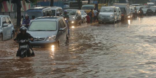 Ciledug Indah Banjir, Jl KH Hasyim Ashari tak bisa dilalui