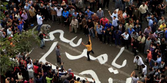 Perempuan Mesir unjuk rasa dengan pisau dapur
