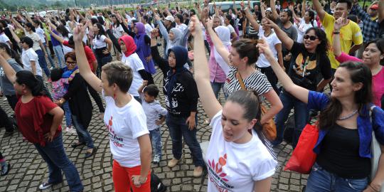 Ratusan pria & wanita menari di Monas