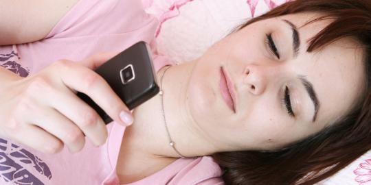 SMS-an sambil tidur marak di kalangan remaja