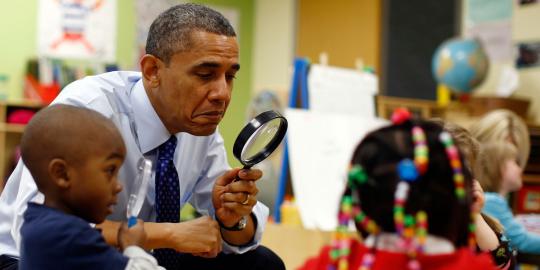 Ketika Obama asik bermain dengan anak-anak