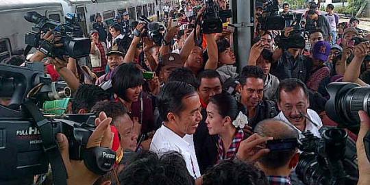 Disalami Jokowi, ibu-ibu di Stasiun Bekasi sampai menangis