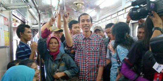 Di Stasiun Karawang, warga berebut foto bareng Jokowi