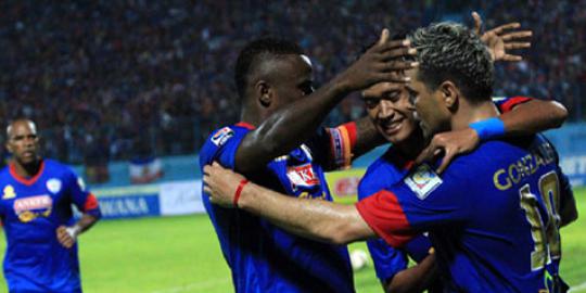 Review ISL: Bekuk Persija, Arema ke puncak klasemen