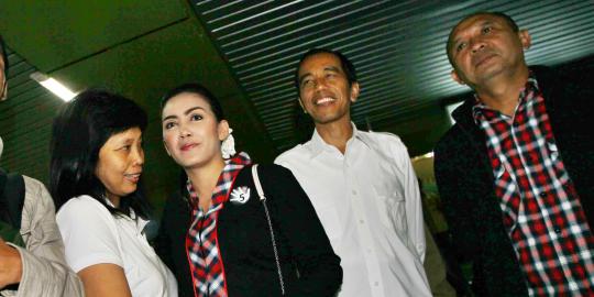 Berkemeja kotak-kotak, Jokowi dukung Rieke-Teten di Depok