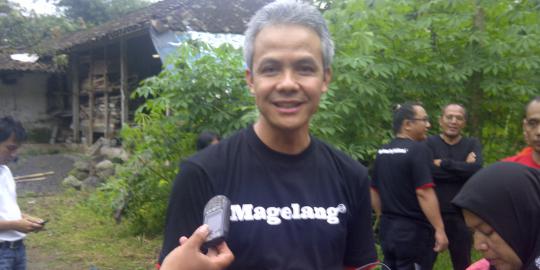 Optimis diusung PDIP, Ganjar pamer kaos kearifan lokal