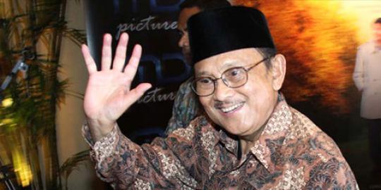 BJ Habibie baca puisi di depan pusara Ainun