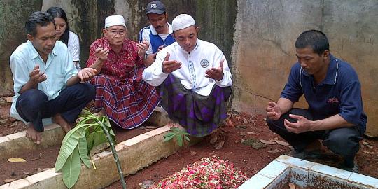 Bayi Dera dimakamkan tidak jauh dari rumahnya