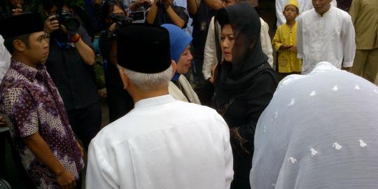 Ani Yudhoyono melayat jenazah ayah Hatta Rajasa