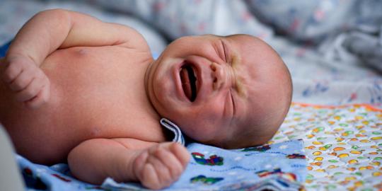 Tak punya biaya, pedagang asongan lahirkan bayi sendirian 