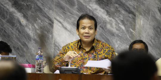 'Bupati minta naik gaji, DPR jangan ikut-ikutan'