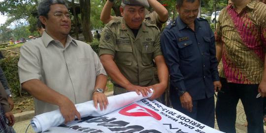 Aher bersihkan atribut kampanye nomor 4 di Bandung
