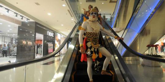 Tokoh legenda pewayangan Hanoman jalan-jalan di mal Jakarta