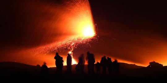 Melihat dahsyatnya pemandangan Gunung Etna yang meletus