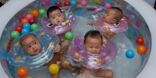 Melatih motorik bayi dengan berenang