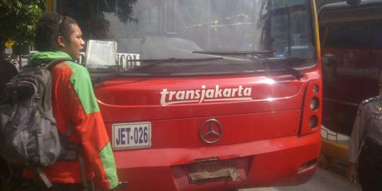 Debt collector ditabrak Transjakarta di depan Polres Jakpus