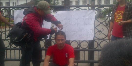 Anas tersangka, Dena gunduli rambut di depan Gedung Sate