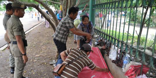 Petugas Satpol PP usir pedagang asongan di Monas